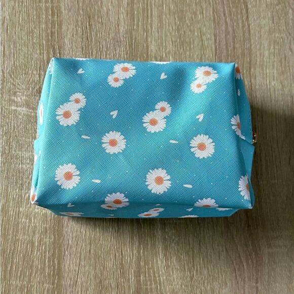 NWOT … DAISY Cosmetic / Makeup Bag - Picture 2 of 7